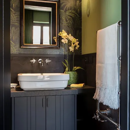 Velona's Jungle Luxury Bed & Breakfast
